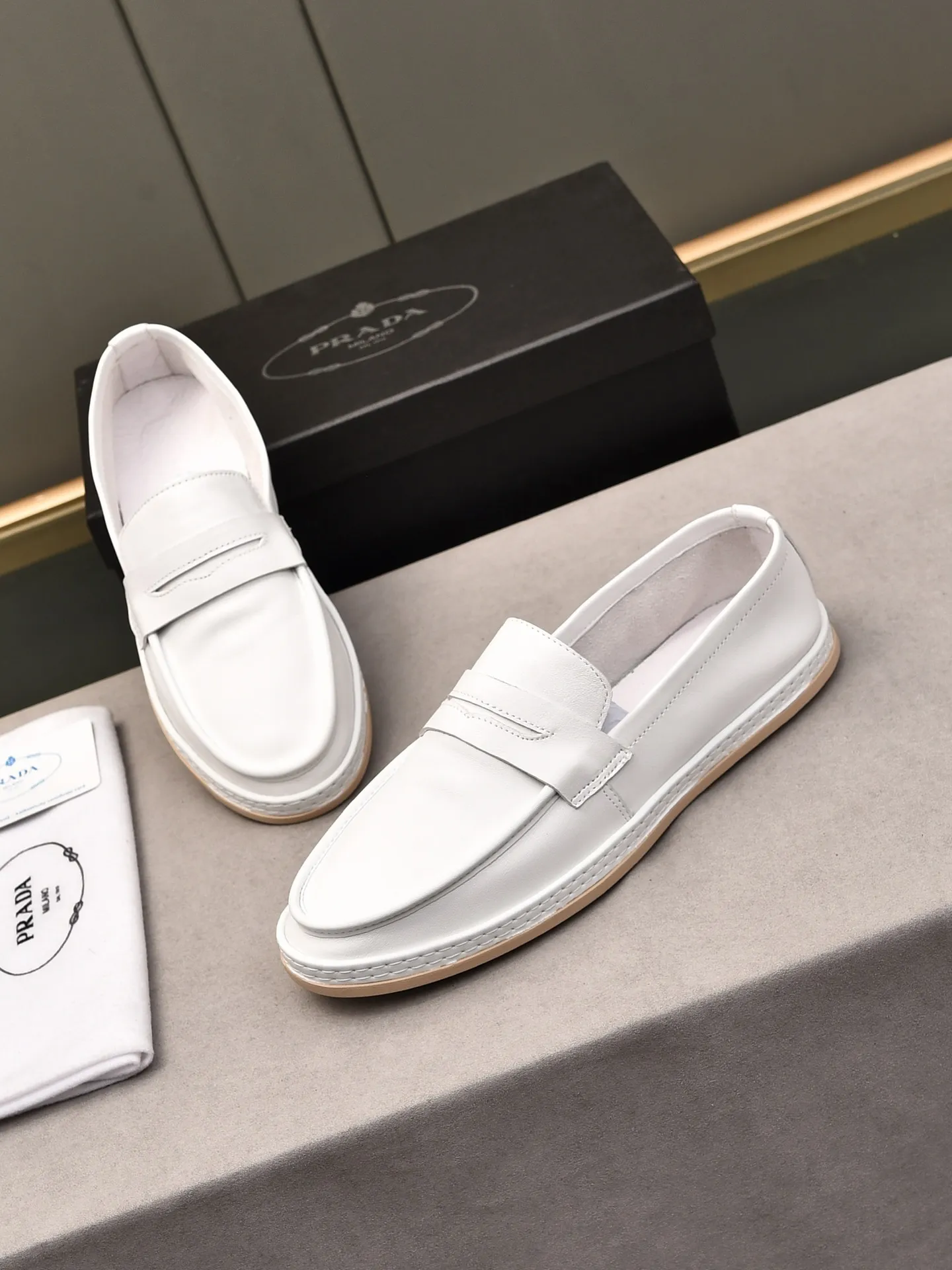 👟👟👟Men's Shoes💰P420 🆕🔥New Updates🔥👟PRADA (Prada) new products are released, imported soft cowhide, fashionable to allow air to penetrate the entire shoe, and the awesome shoes [strong] bring an extremely comfortable and breathable feeling! Beautiful inside and out! Exquisite workmanship, top-grade cowhide material, 😌Number: 38~44, black and white color options.